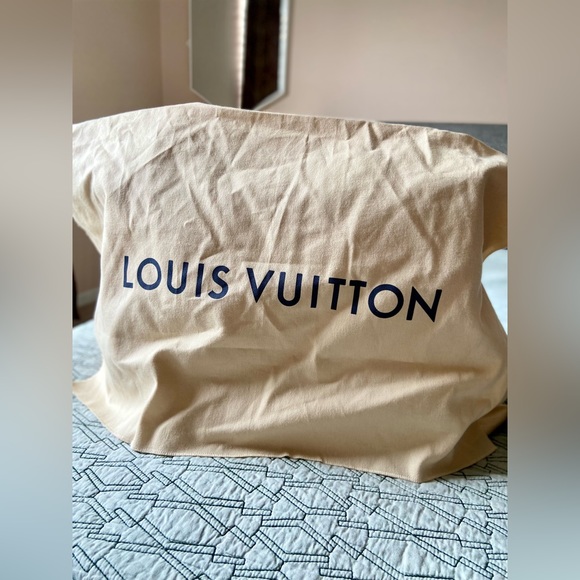 Louis Vuitton OnTheGo GM Monogram Tote in Pristine, Like New Condition - Picture 11 of 11